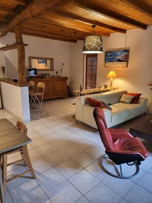 Living area - Charentais country house surrounded by vineyards with heated swimming pool (Mosnac)
