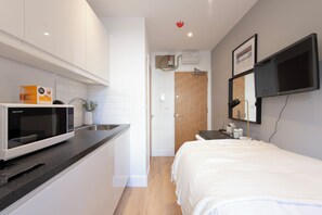 Iron/ironing board, free WiFi, bed sheets - Cozy-Bnb Tiny Studio Apartment for your London Getaway (London)