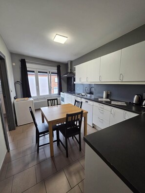 Private kitchen - Cosy 2 bedroom apartment near Charleroi-Airport (Charleroi)