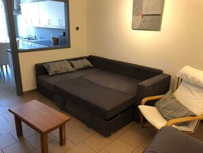 Living area - Cosy 2 bedroom apartment near Charleroi-Airport (Charleroi)