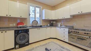 Biệt thự Cao cấp, 6 phòng ngủ, hồ bơi riêng, quang cảnh vườn | Bếp riêng