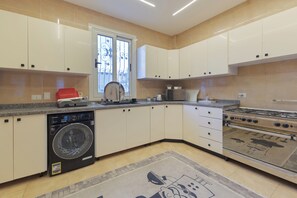 Luxury Villa, 6 Bedrooms, Private Pool, Garden View | Private kitchen - ELITE Premium 6BR Mansion at Royal City (Sheikh Zayed City)