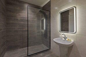 Luxury-Villa, 6 Schlafzimmer, eigener Pool, Gartenblick | Badezimmer | Kostenlose Toilettenartikel, Handtücher, Seife, Shampoo
