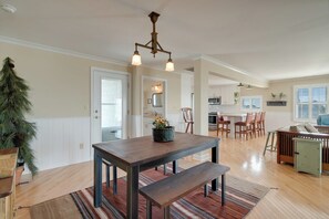Dining - Calm Tide by Seaside Vacations and Sales (Chincoteague Island)