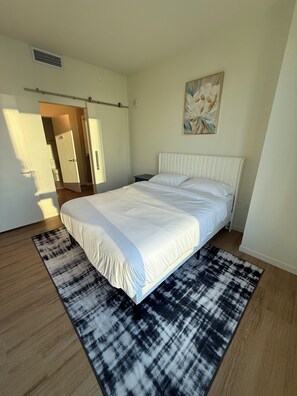2 bedrooms, iron/ironing board, WiFi, bed sheets - Luxe Apartment with Harbor views (Baltimore)