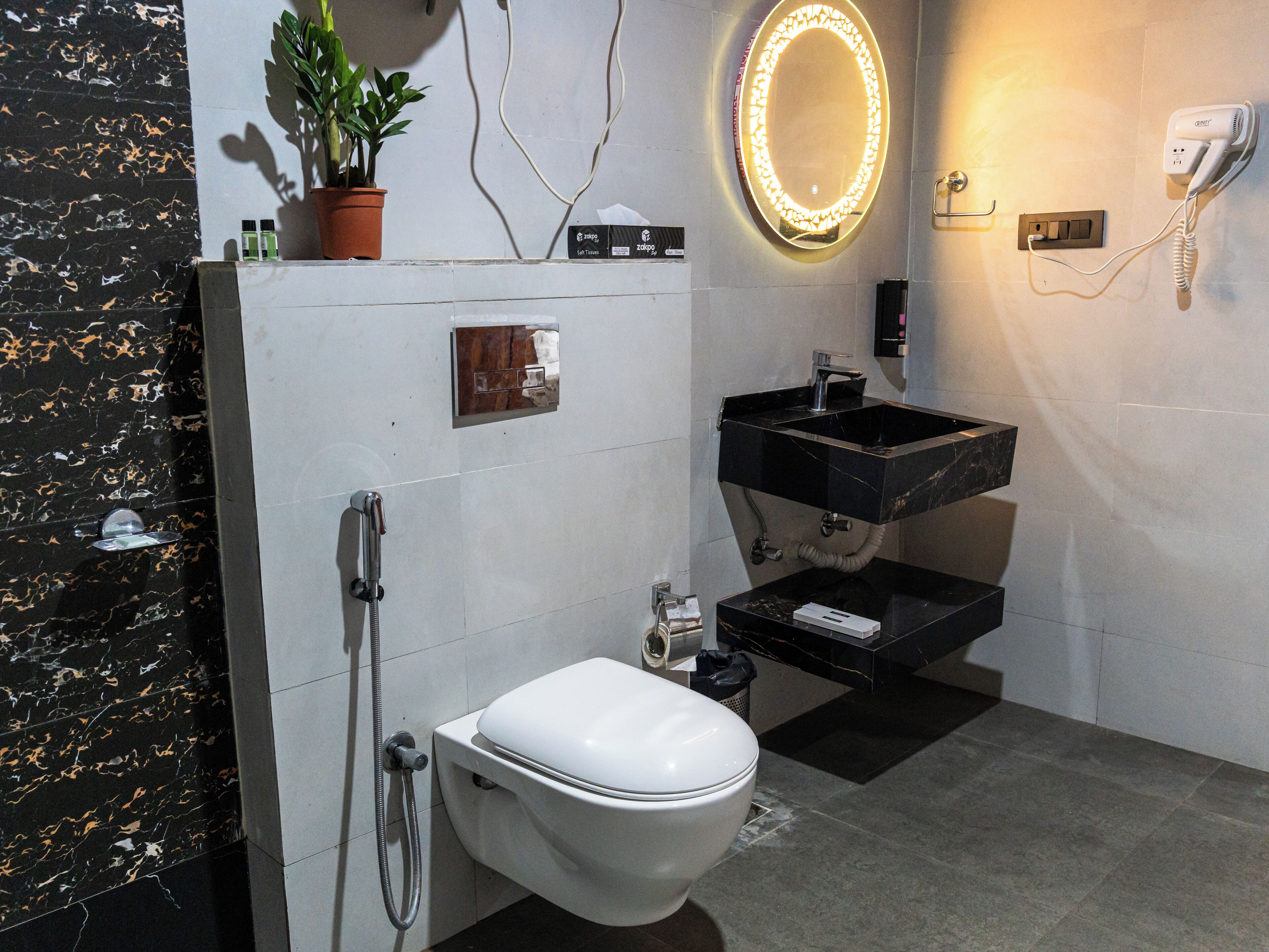 Luxury Room, Pool View | Bathroom | Shower, free toiletries, towels, toilet paper