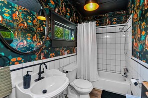 Shower, hair dryer, towels, soap - Midnight Magnolia - Historic Victorian Downtown Savannah Stay Near Forsyth Park! (Savannah)