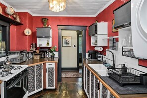 Oven, stovetop - Midnight Magnolia - Historic Victorian Downtown Savannah Stay Near Forsyth Park! (Savannah)