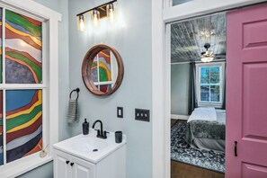 3 bedrooms, WiFi, bed sheets - Midnight Magnolia - Historic Victorian Downtown Savannah Stay Near Forsyth Park! (Savannah)