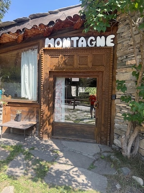 A rustic wooden building with a sign reading 'MONTAGNE'. - Chalet La Bricole "Montagne" (Val-Cenis)