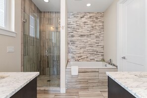 Shower, hair dryer, towels - Modern 4BR Englewood | Hot Tub + EV Charger (Englewood)