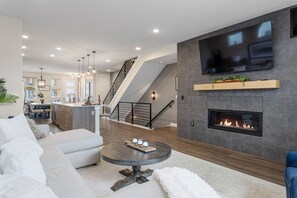 Smart TV, fireplace, books, computer monitors - Modern 4BR Englewood | Hot Tub + EV Charger (Englewood)