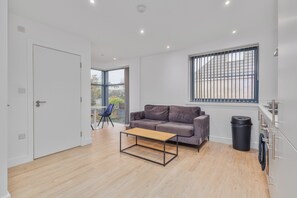 Living area - Beautiful 1-bedroom apartment in cool Birmingham perfect for your stay (Birmingham)