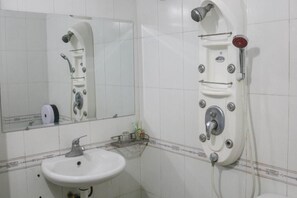 Habitación cuádruple, patio, vistas a la ciudad | Baño