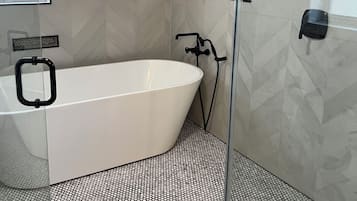 Serviettes fournies, savon, papier toilette