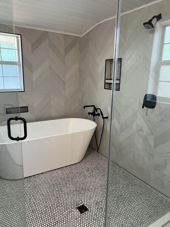 Toallas, jabón, papel de baño 