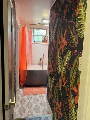 Bathroom - 3-bedroom waterfront cottage with deep water dock house and 60 ft. floating dock (Midway)