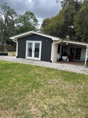 Exterior - 3-bedroom waterfront cottage with deep water dock house and 60 ft. floating dock (Midway)