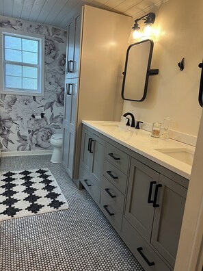 Toallas, jabón, papel de baño 