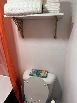 Toallas, jabón, papel de baño 