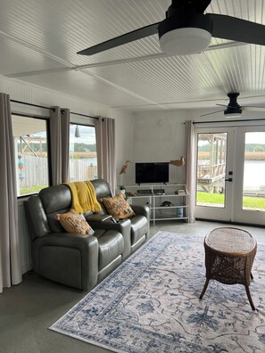 Living area - 3-bedroom waterfront cottage with deep water dock house and 60 ft. floating dock (Midway)