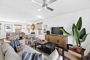 Smart TV, books, stereo, computer monitors - Classic 4-bedroom Home in East Hampton, Minutes from Town (East Hampton)