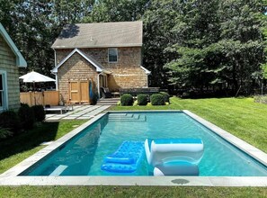Una piscina al aire libre, una piscina climatizada