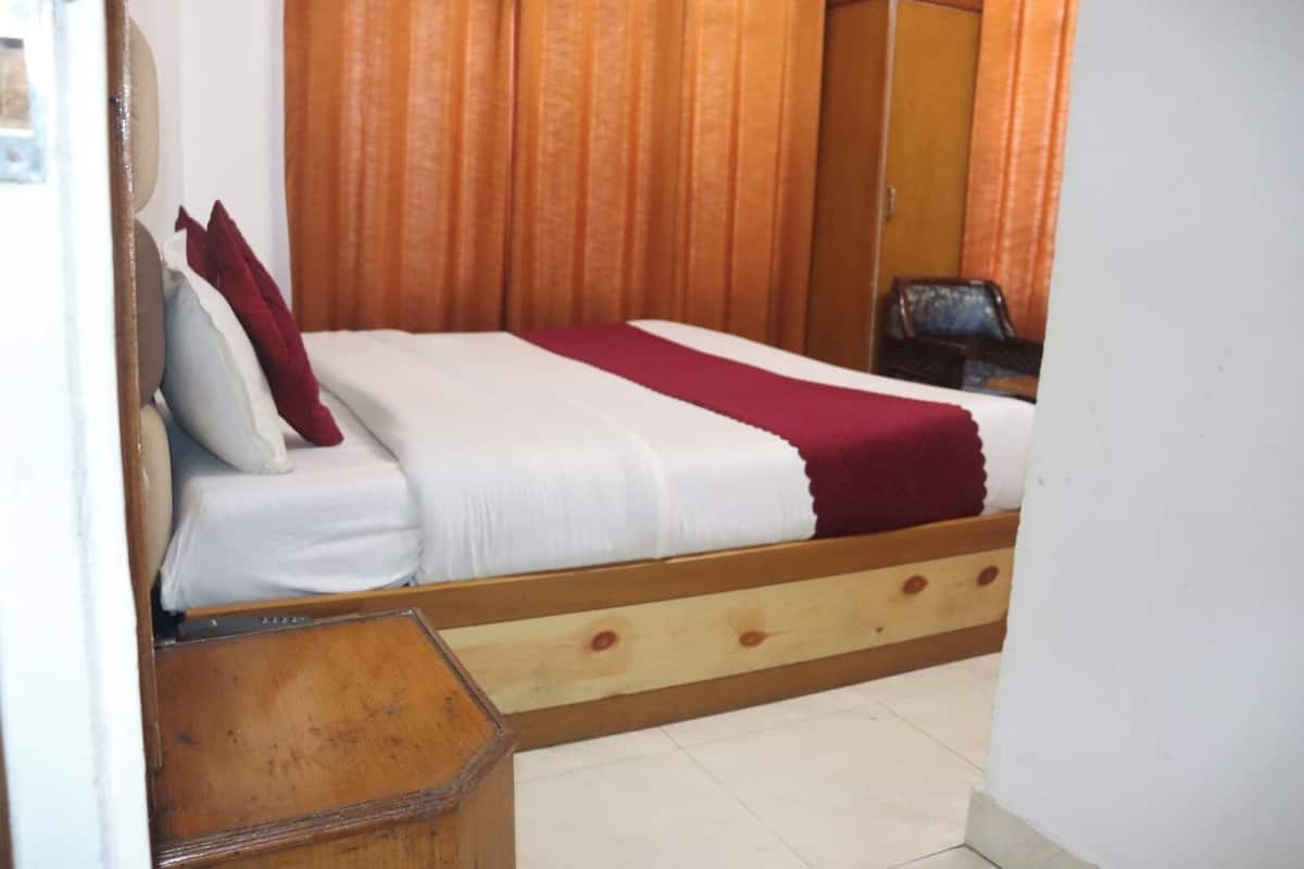 Deluxe Double Room | Brankas dan setrika/meja setrika
