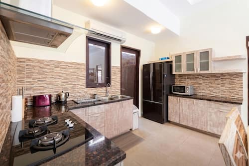 Family Villa | Private kitchen | Microwave, stovetop, cookware/dishes/utensils