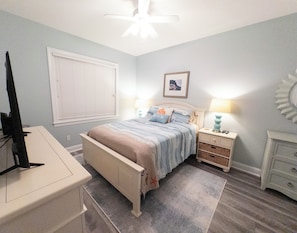 Room - Cozy 3 Bedroom Condo - Steps from Beach - Pools and Hot Tub (Salter Path)