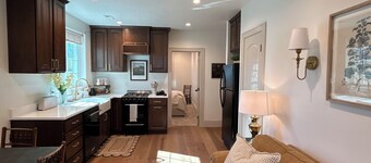 King’s Cottage Guesthouse-Adorable daylight basement apartment!
