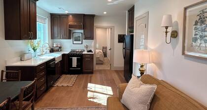 King’s Cottage Guesthouse-Adorable daylight basement apartment!