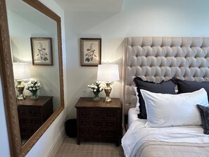 Room - King’s Cottage Guesthouse-Adorable daylight basement apartment! (Mount Pleasant)