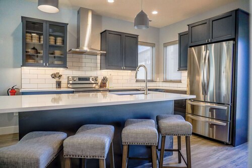 The Cornice- Sleeps 8 - AC - Pet Friendly - Modern Townhome