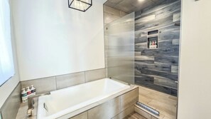 Dusche, umweltfreundliche Kosmetikartikel, Haartrockner, Handtücher