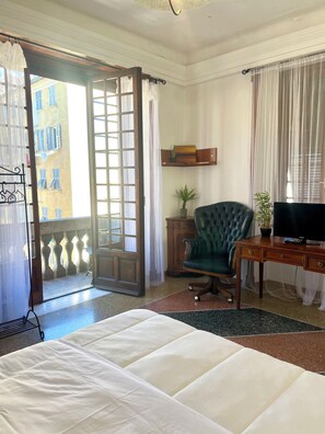 3 habitaciones, escritorio, tabla de planchar con plancha y wifi 