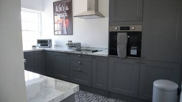 Coffee/tea maker, fridge, microwave, oven
