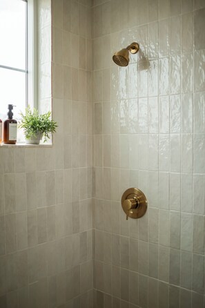 Secadora de cabello, toallas, jabón, papel de baño