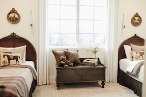 Room - Brand new GORGEOUS 6 bedroom luxury cottage with old world charm, Mount pleasant (Mount Pleasant)