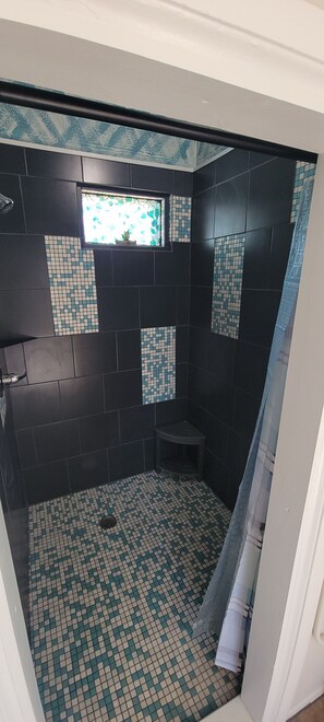 Bathroom - Algonac Corner Cottage – Walk to River, Boat Launch & Downtown (Algonac)