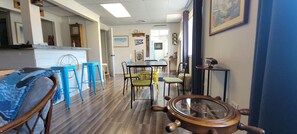 Dining - Algonac Corner Cottage – Walk to River, Boat Launch & Downtown (Algonac)