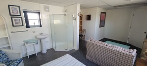 2 bedrooms, desk, iron/ironing board, free WiFi - Algonac Corner Cottage – Walk to River, Boat Launch & Downtown (Algonac)