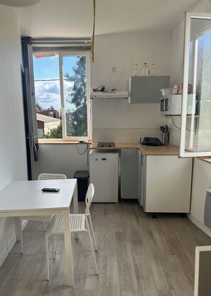 Dining - Furnished studio - Mobility lease (Biaudos)