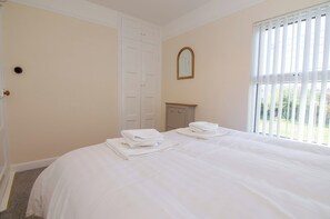 3 bedrooms, iron/ironing board, WiFi, bed sheets - 30 Marian Park - Luxury Townhouse. Cozy 3 Bed. 10mins walk to Beach! (Buncrana)