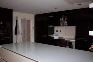 Private kitchen - Luxury Seaside 3-bed BUNGALOW LITERALLY on GALWAY BAY. Perfect RYDER Cup Base. (Bearna)