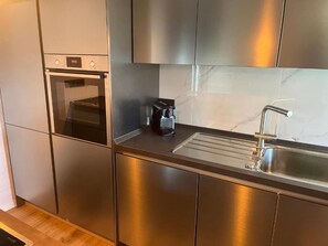 Fridge, oven, stovetop, dishwasher - Forest Lodge Quiet Modern New close to the Rakotzbrücke and Kromlauer Park (Kromlau)