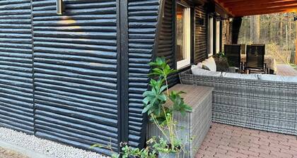 Forest Lodge Quiet Modern New close to the Rakotzbrücke and Kromlauer Park