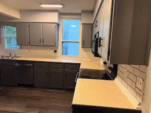 Microwave, oven, stovetop, dishwasher - 3-bedroom house in Historic Leavenworth, KS Pets Welcome! (Leavenworth)