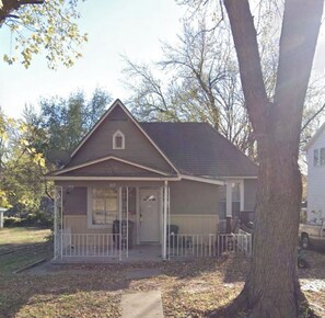 Exterior - 3-bedroom house in Historic Leavenworth, KS Pets Welcome! (Leavenworth)