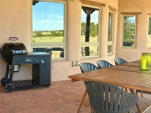 Outdoor dining - Spacious 3-bedroom house in quiet, gated Santa Fe neighborhood (Santa Fe)